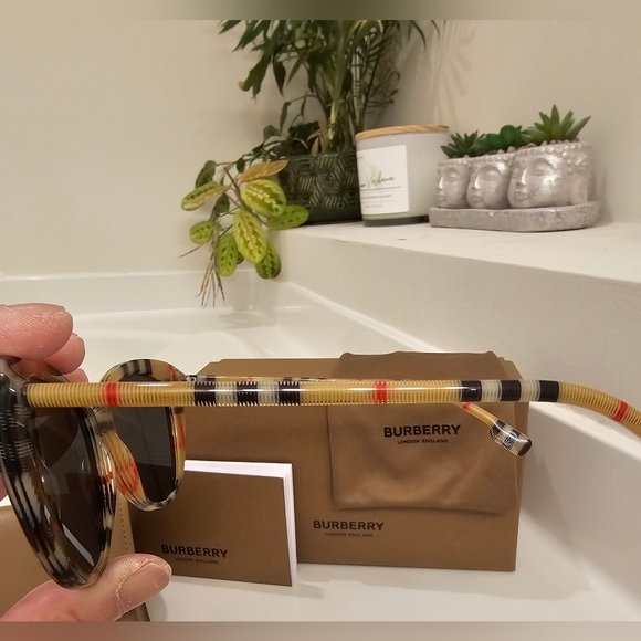 Burberry Tan and Black Sunglasses - Picture 3 of 7